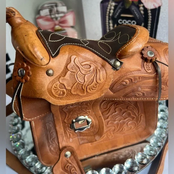 SADDLE vintage Handmade, Artisan Hand Tooled Mexican Leather Shoulder Bag - Picture 11 of 15